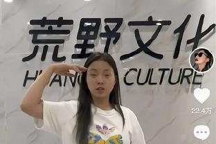 以德报怨！莫德里奇遭球迷激光笔照射！随后鼓掌回应球迷的挑衅！